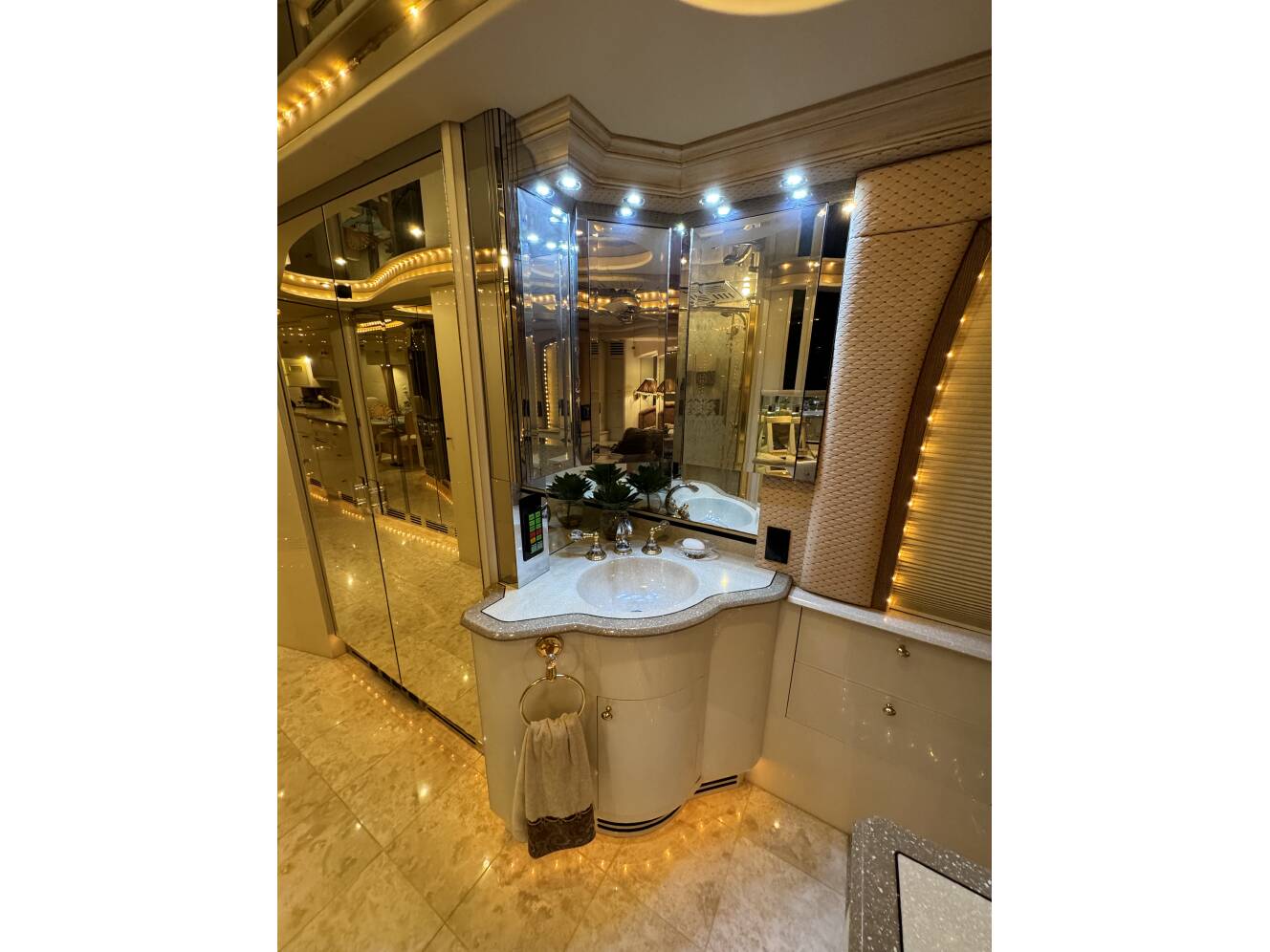 A photo of this 2000 Prevost LIBERTY 