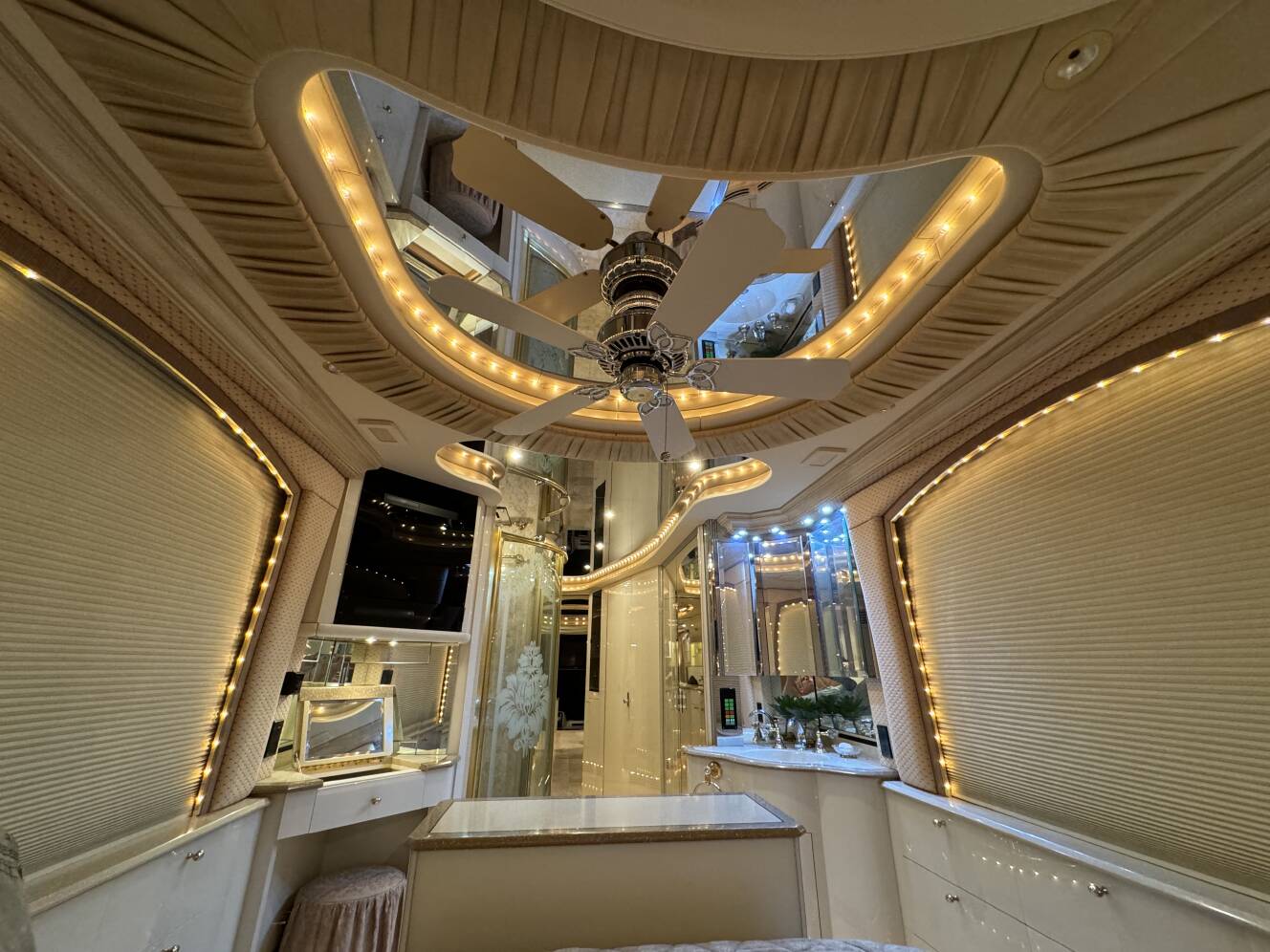 A photo of this 2000 Prevost LIBERTY 