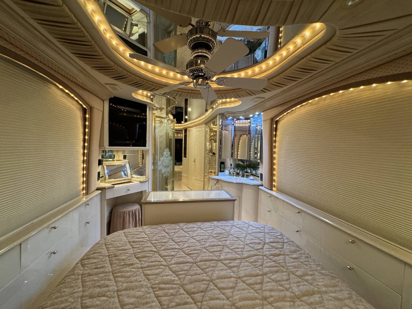 A photo of this 2000 Prevost LIBERTY 