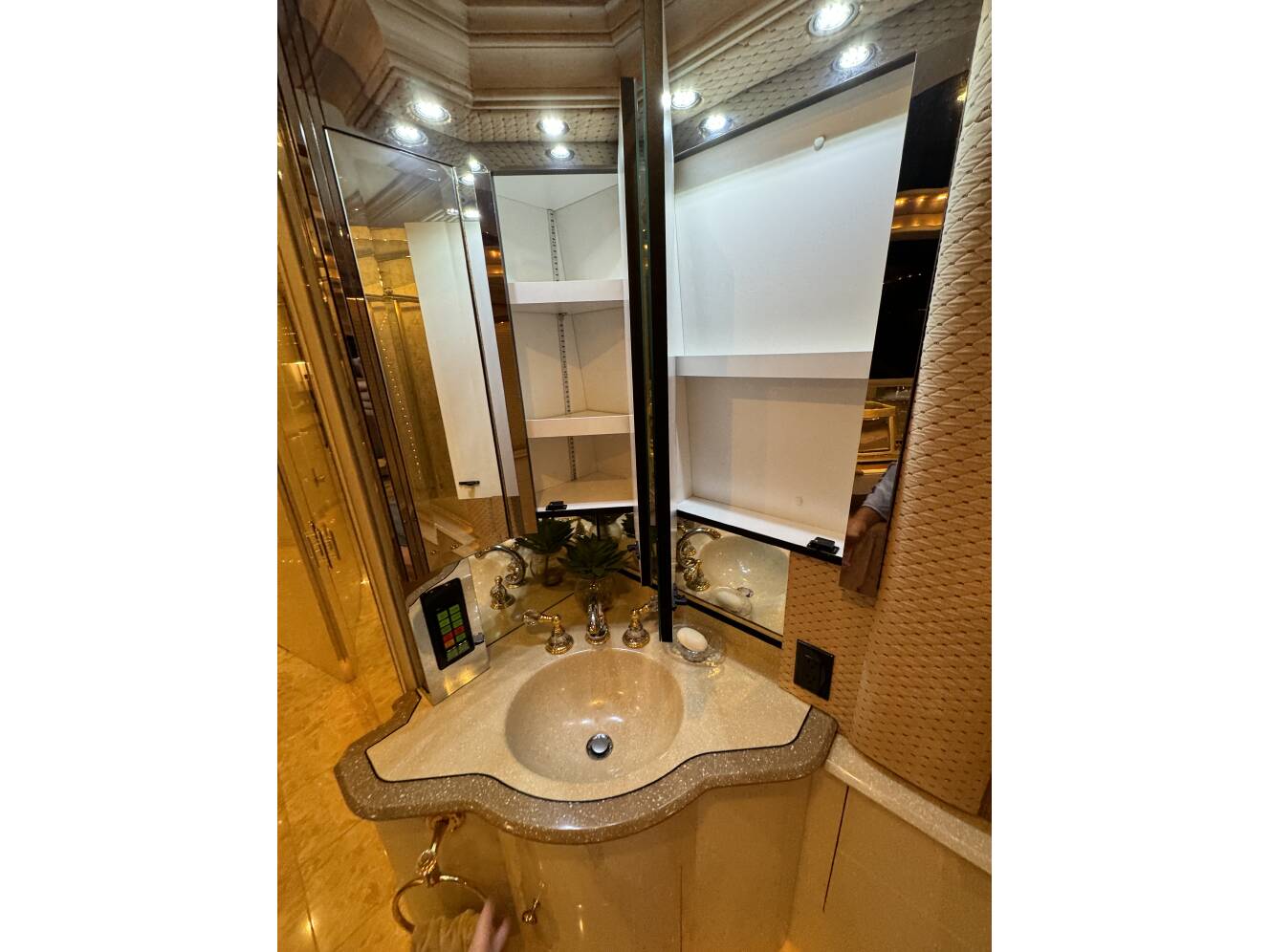 A photo of this 2000 Prevost LIBERTY 