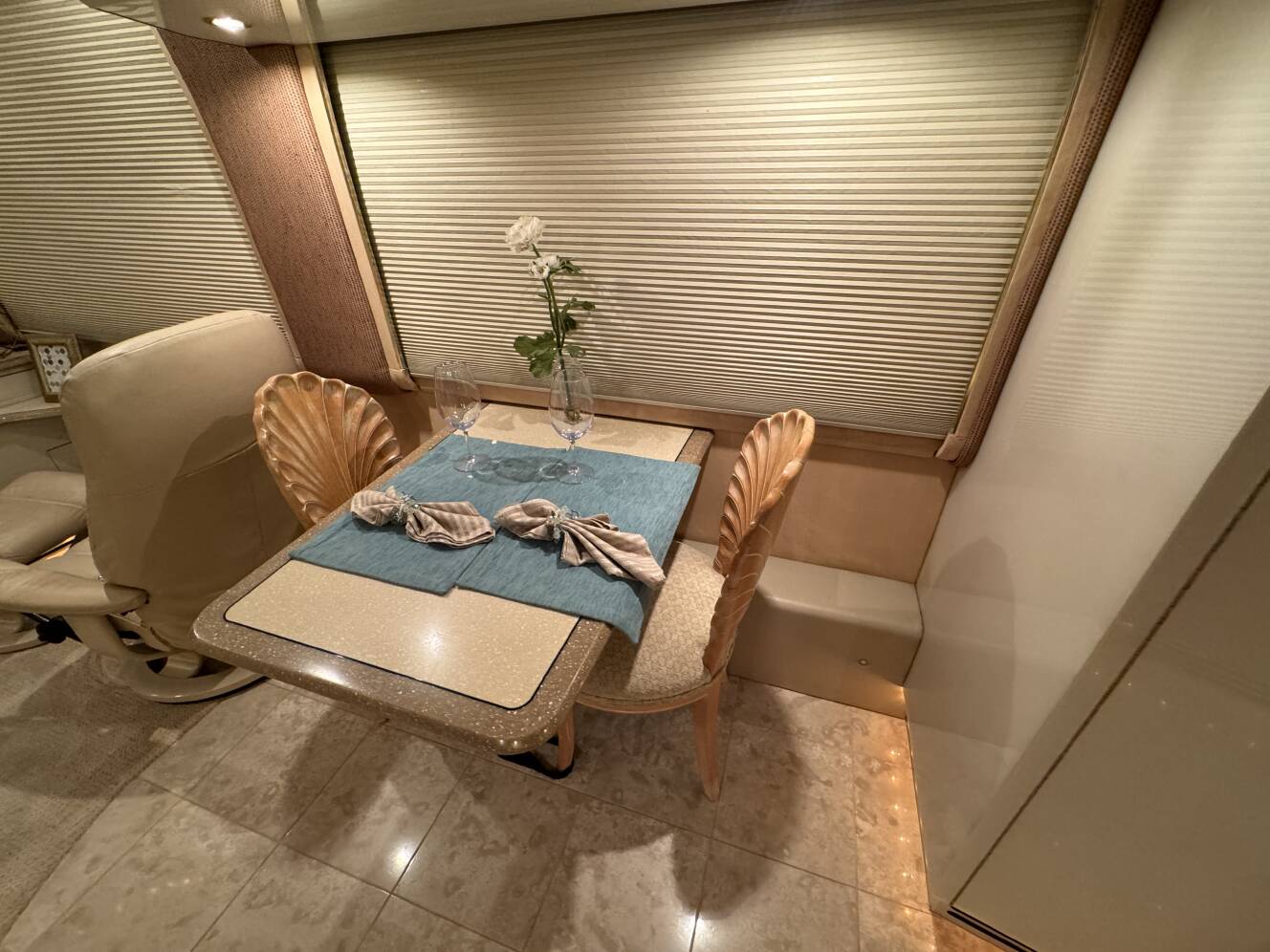 A photo of this 2000 Prevost LIBERTY 