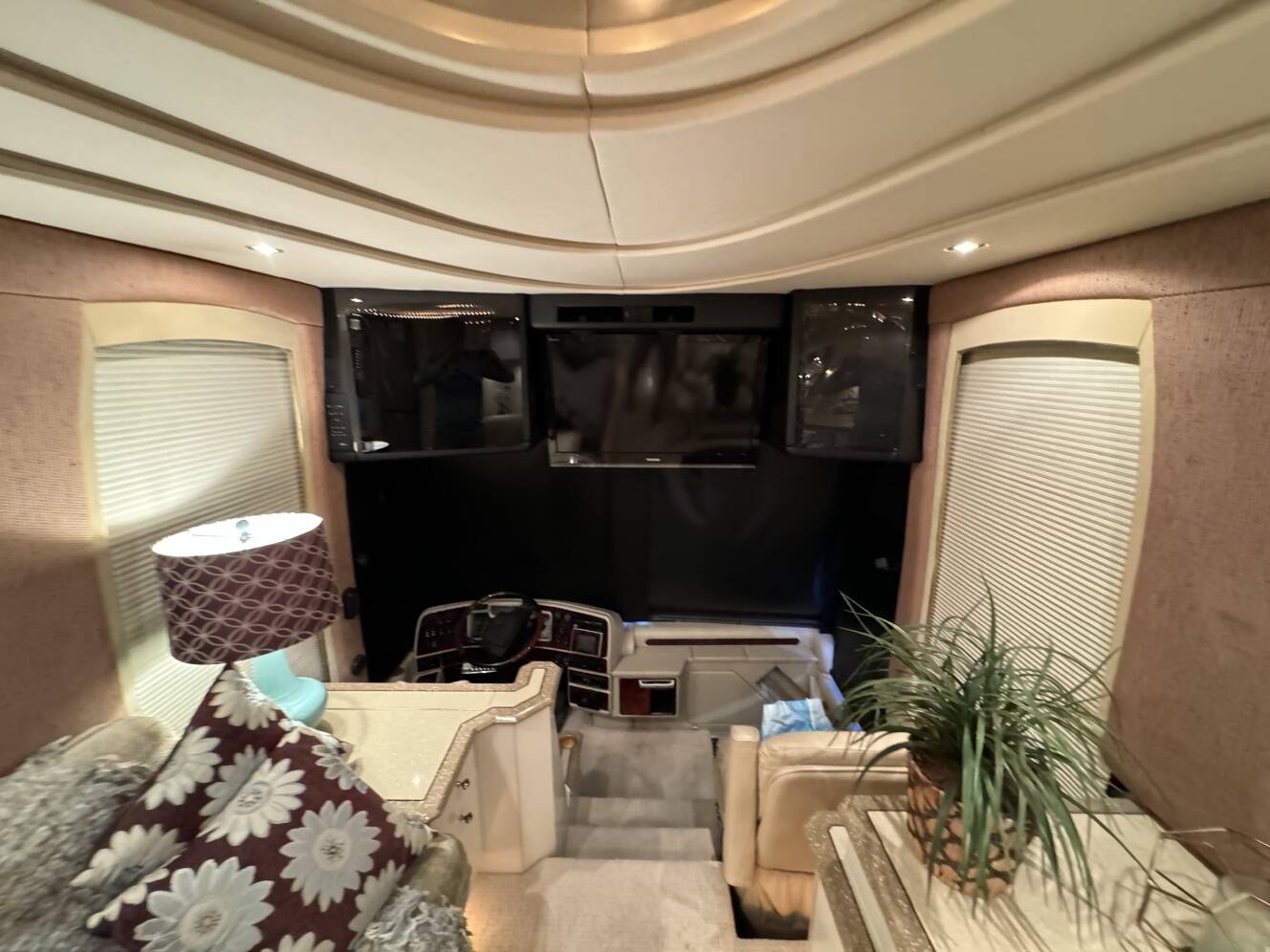 A photo of this 2000 Prevost LIBERTY 