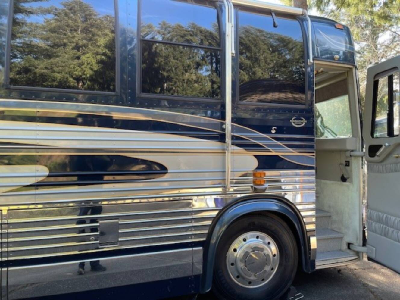 A photo of this 1999 Marathon PREVOST XL45