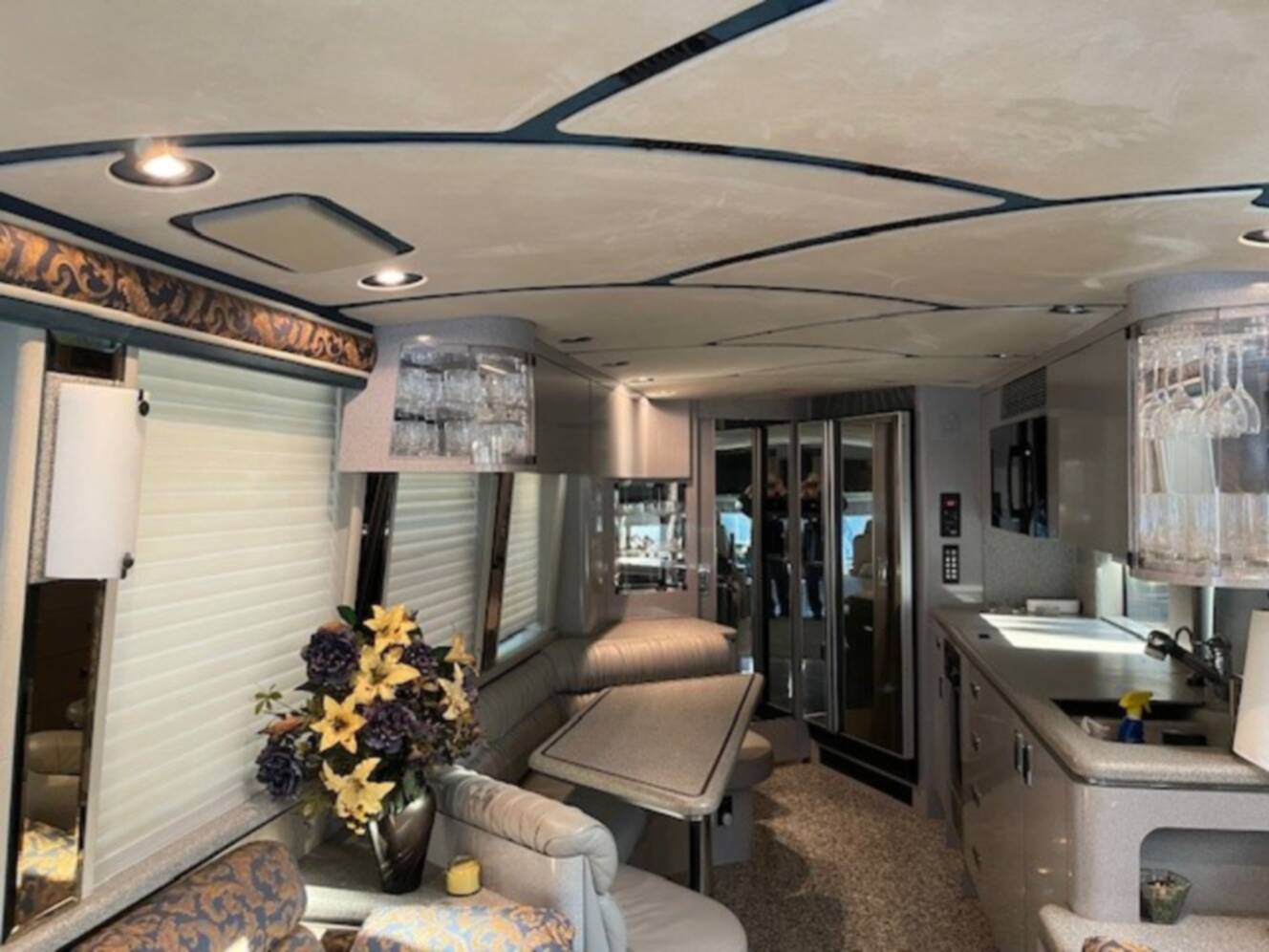 A photo of this 1999 Marathon PREVOST XL45