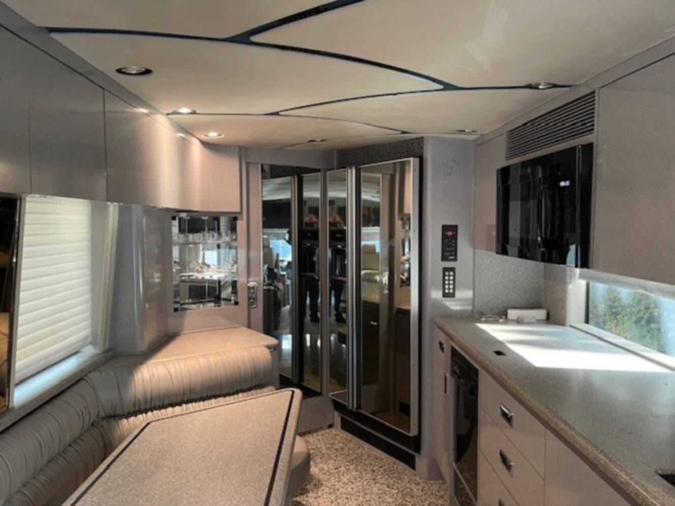 A photo of this 1999 Marathon PREVOST XL45