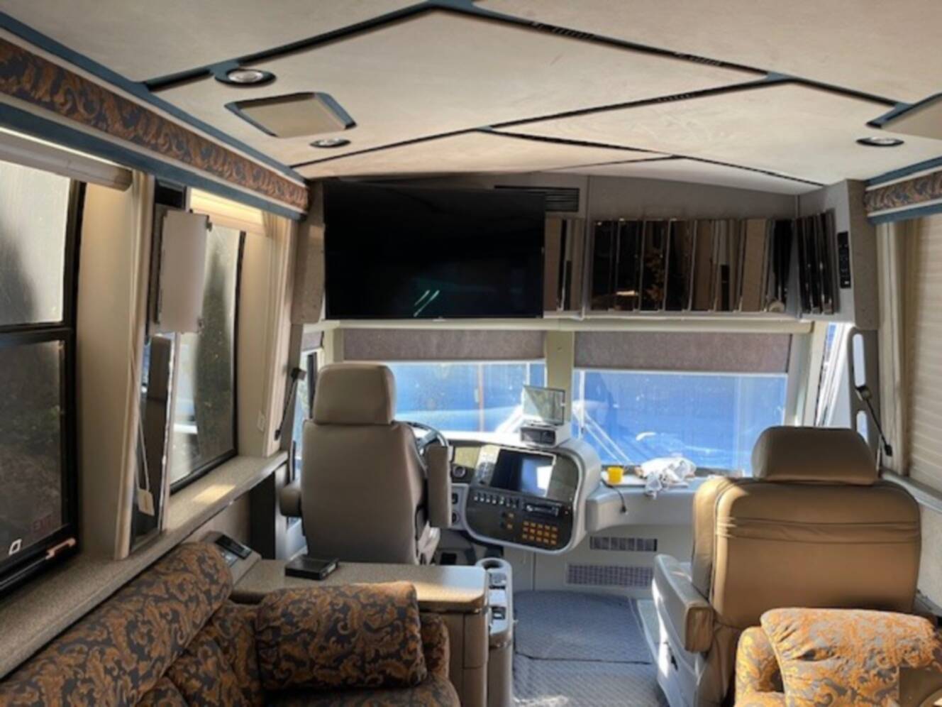A photo of this 1999 Marathon PREVOST XL45