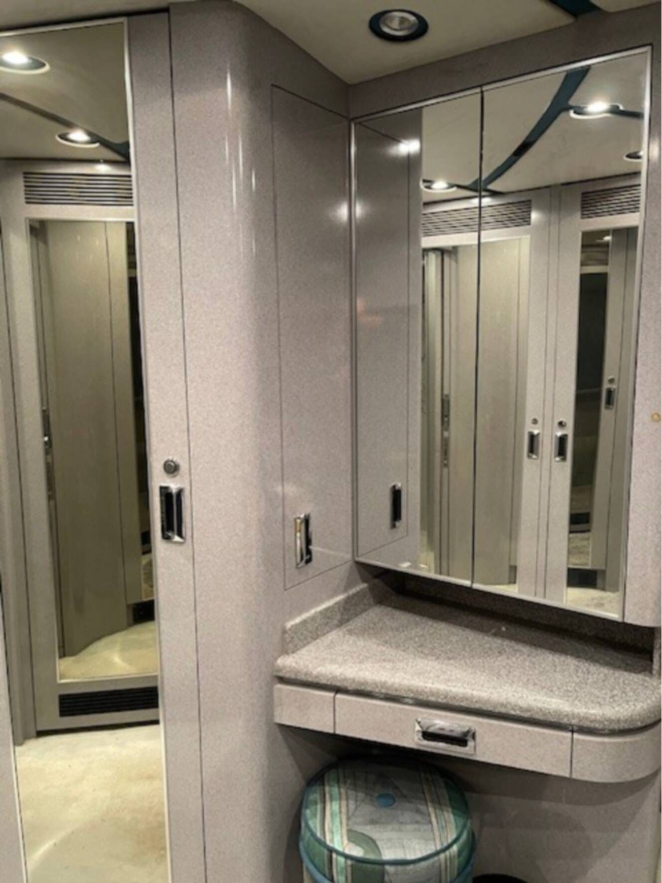 A photo of this 1999 Marathon PREVOST XL45