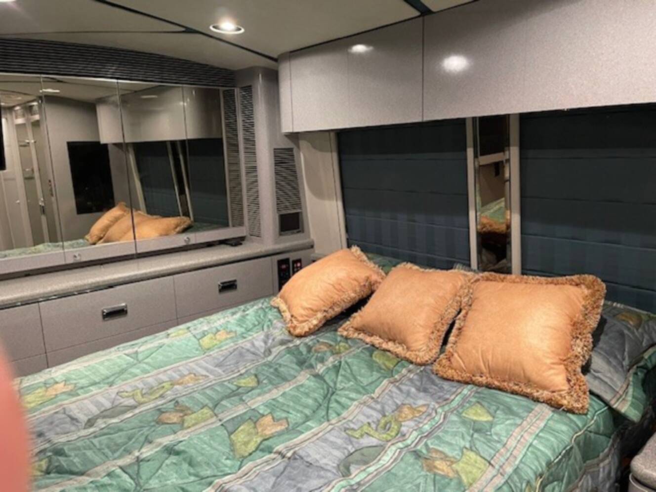 A photo of this 1999 Marathon PREVOST XL45