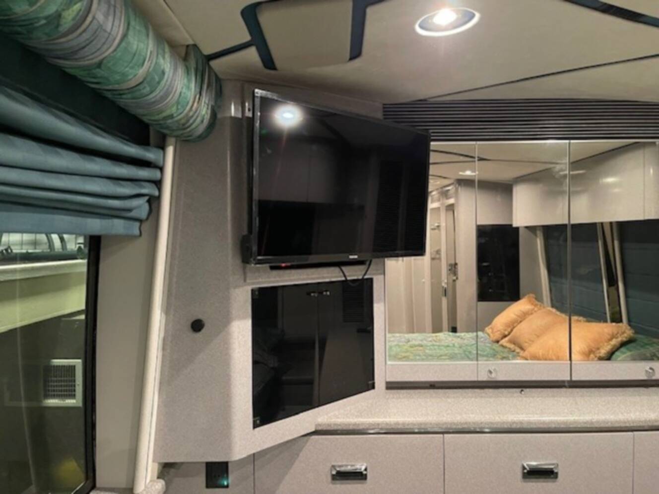 A photo of this 1999 Marathon PREVOST XL45