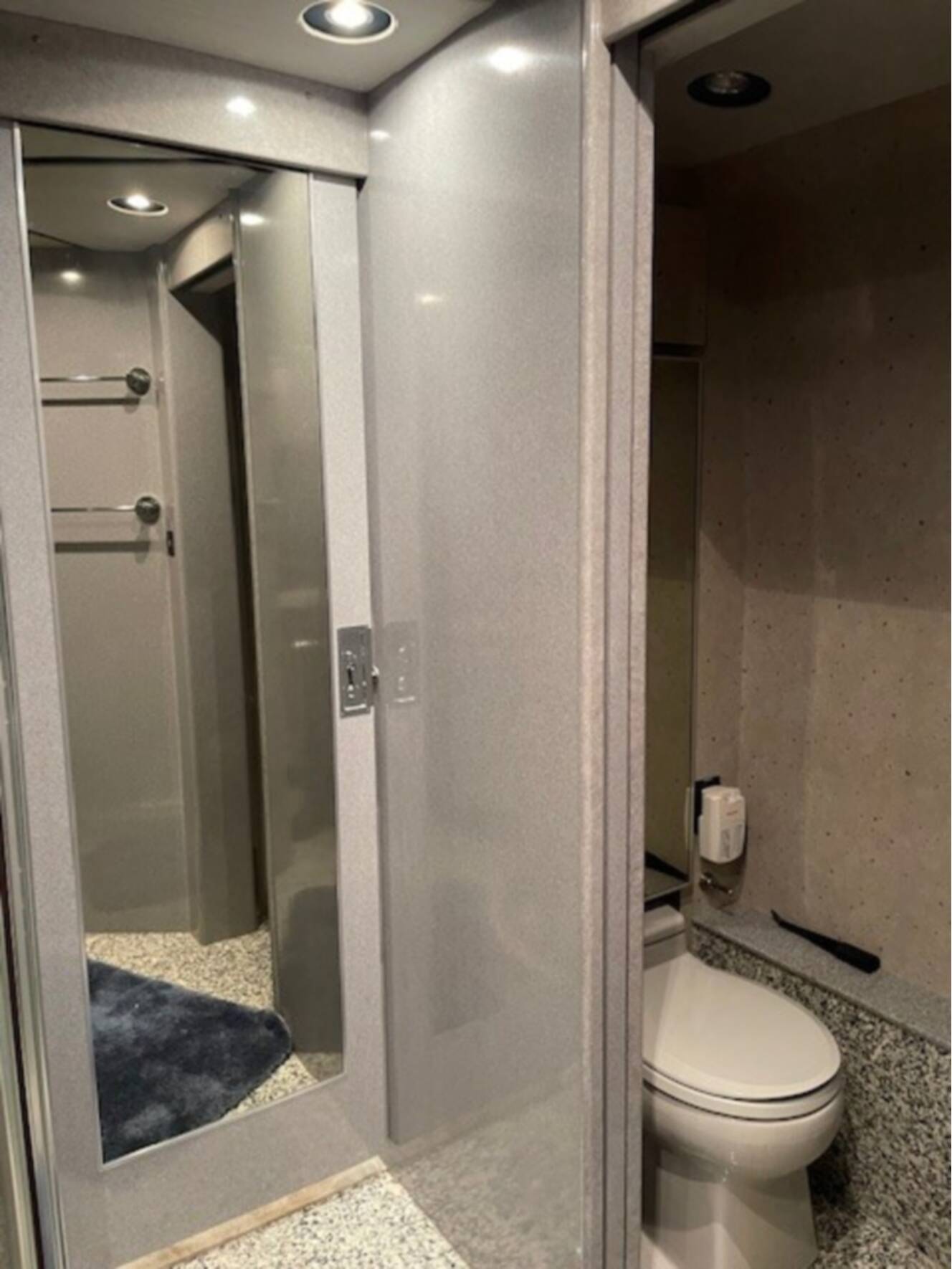 A photo of this 1999 Marathon PREVOST XL45