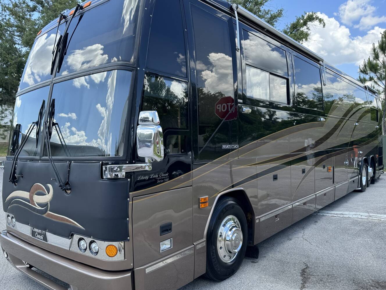 A photo of this 2000 Prevost LIBERTY 