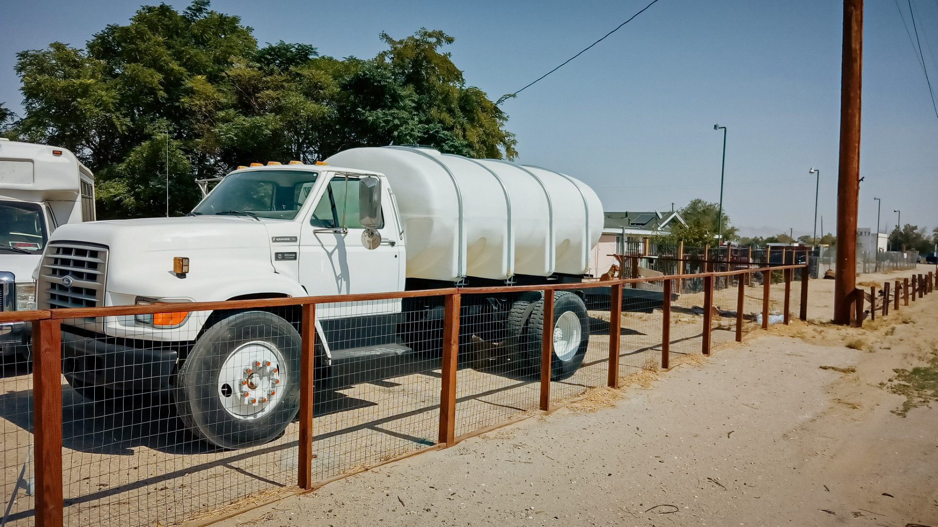 1995 FORD F700 in Fontana, CA