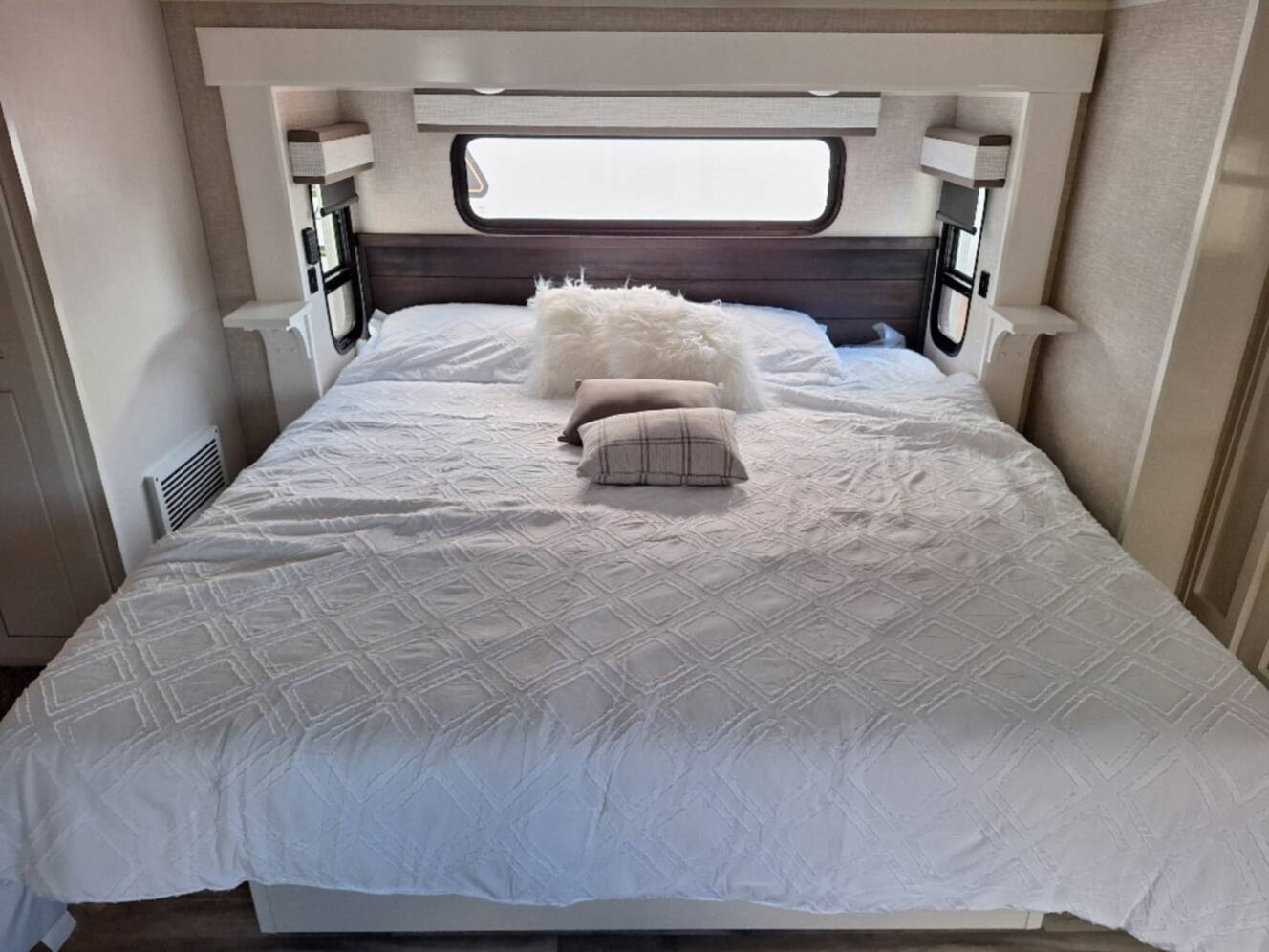 A photo of this 2024 Jayco Pinnacle 36SSWS
