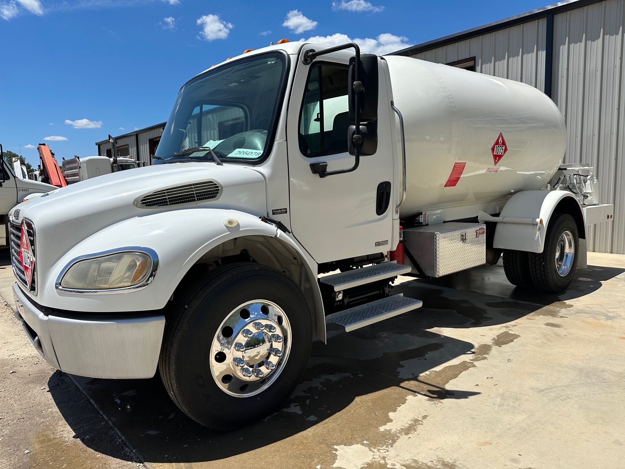 2005 FREIGHTLINER BUSINESS CLASS M2 106 in Miami, FL