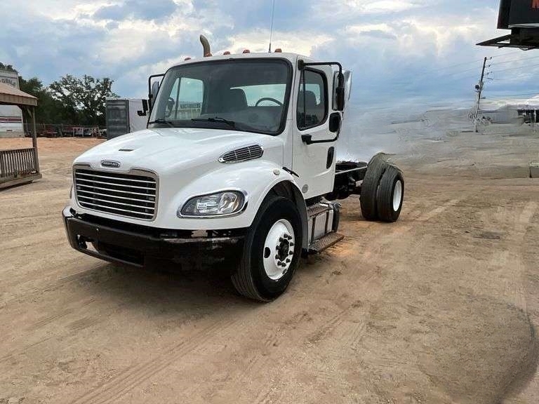 2015 FREIGHTLINER BUSINESS CLASS M2 106 in East Wareham, MA