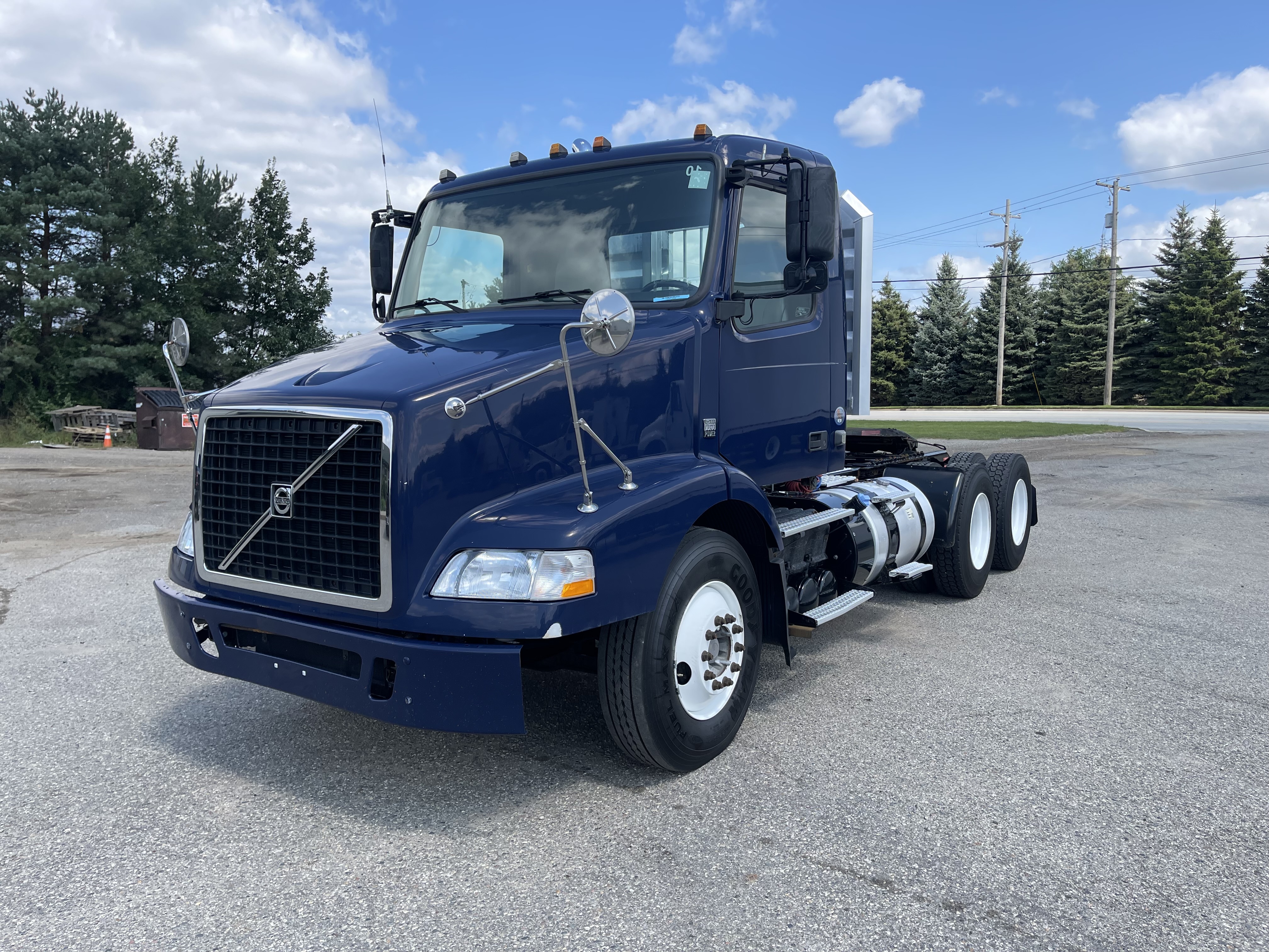 2011 Volvo Truck VNM photo 3