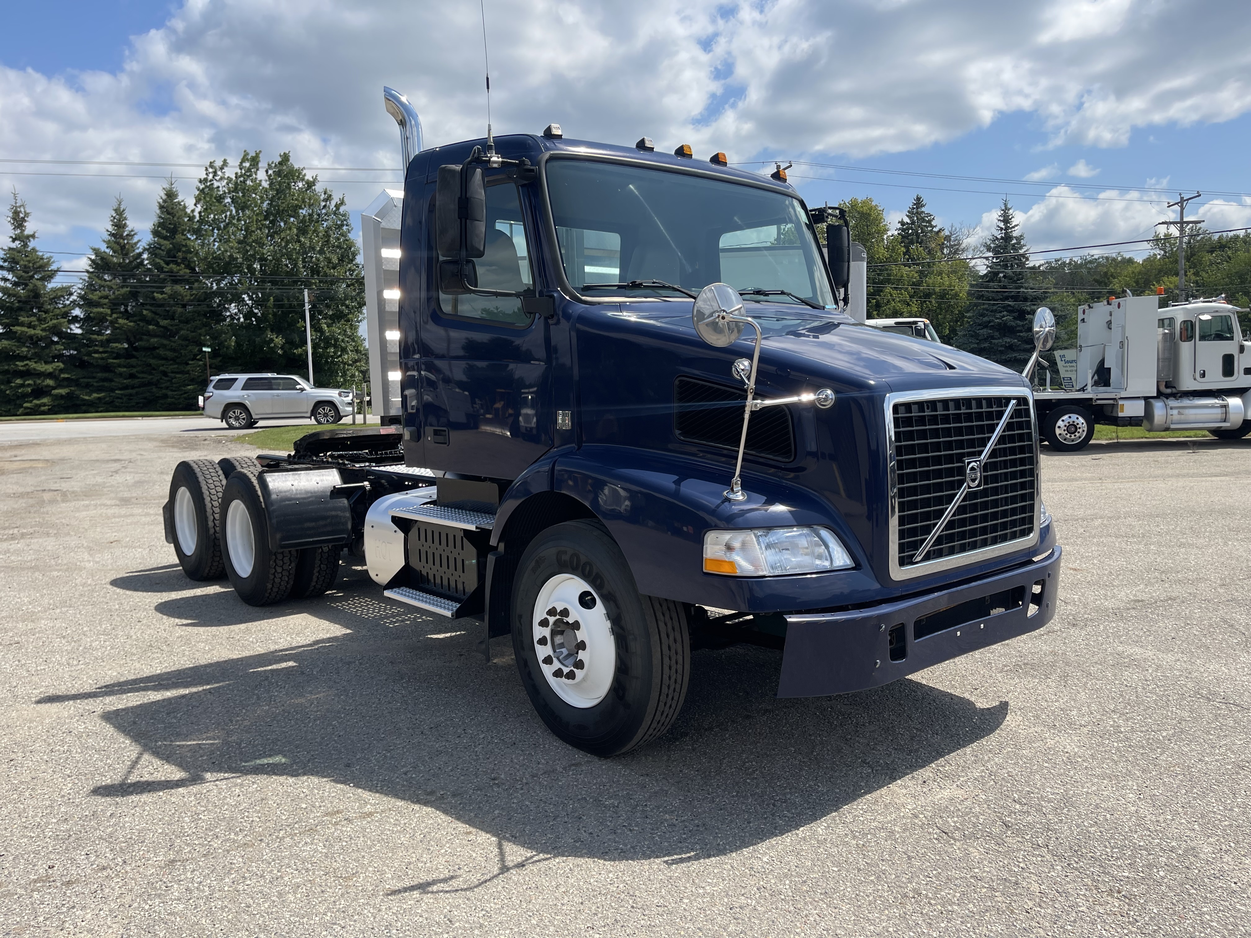 2011 Volvo Truck VNM photo 4