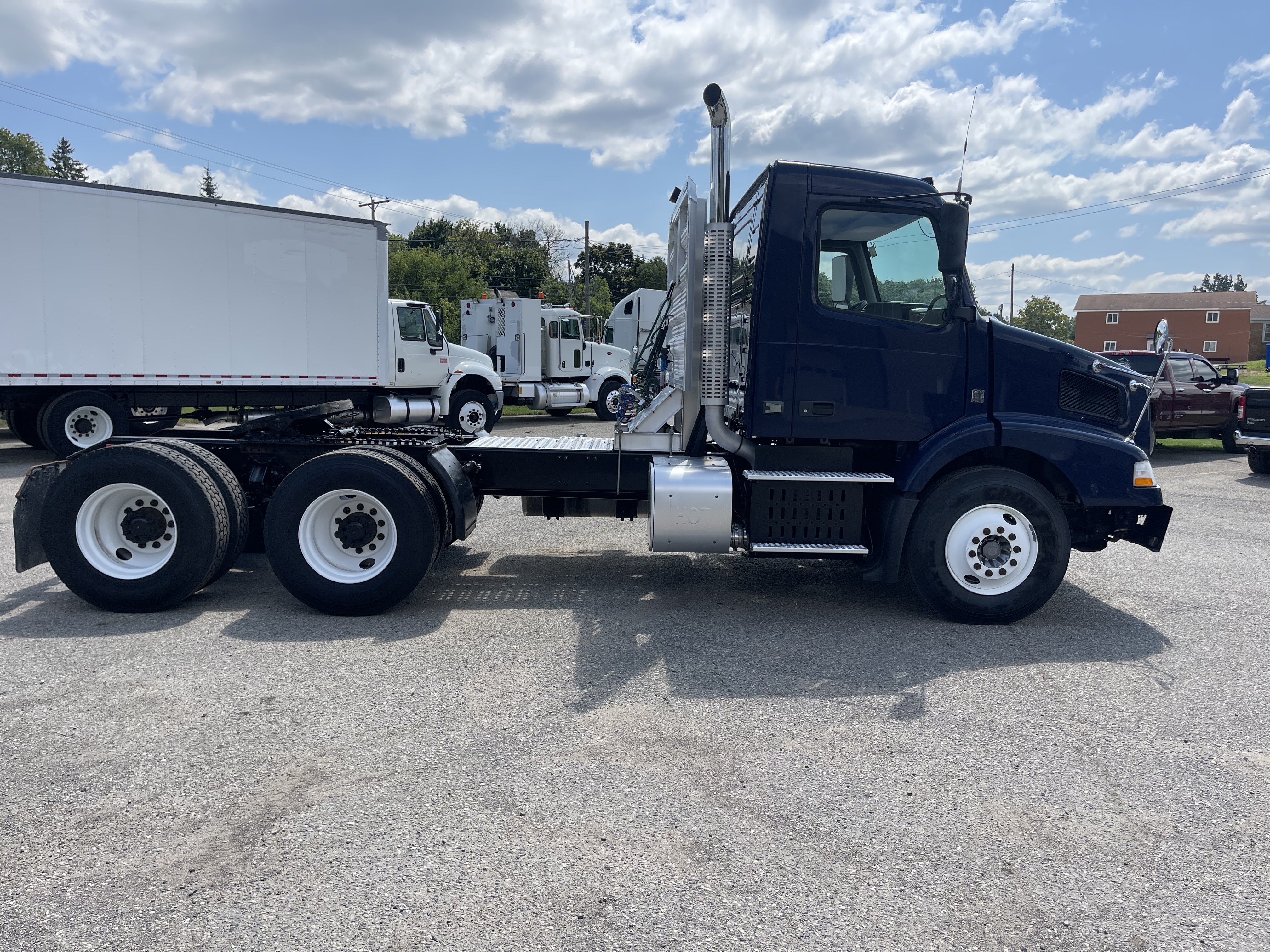 2011 Volvo Truck VNM photo 2