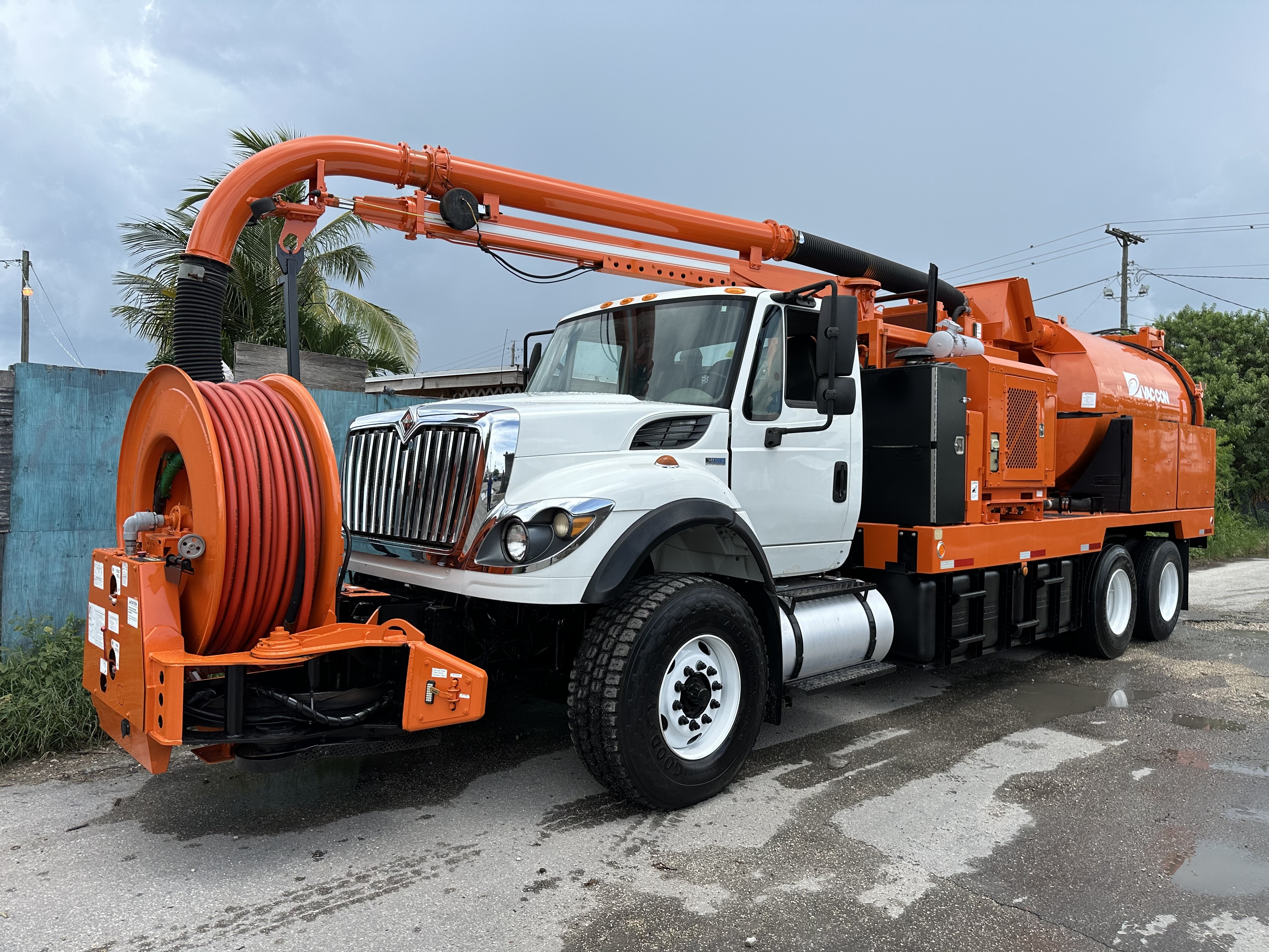 2015 INTERNATIONAL 7400 in Miami, FL