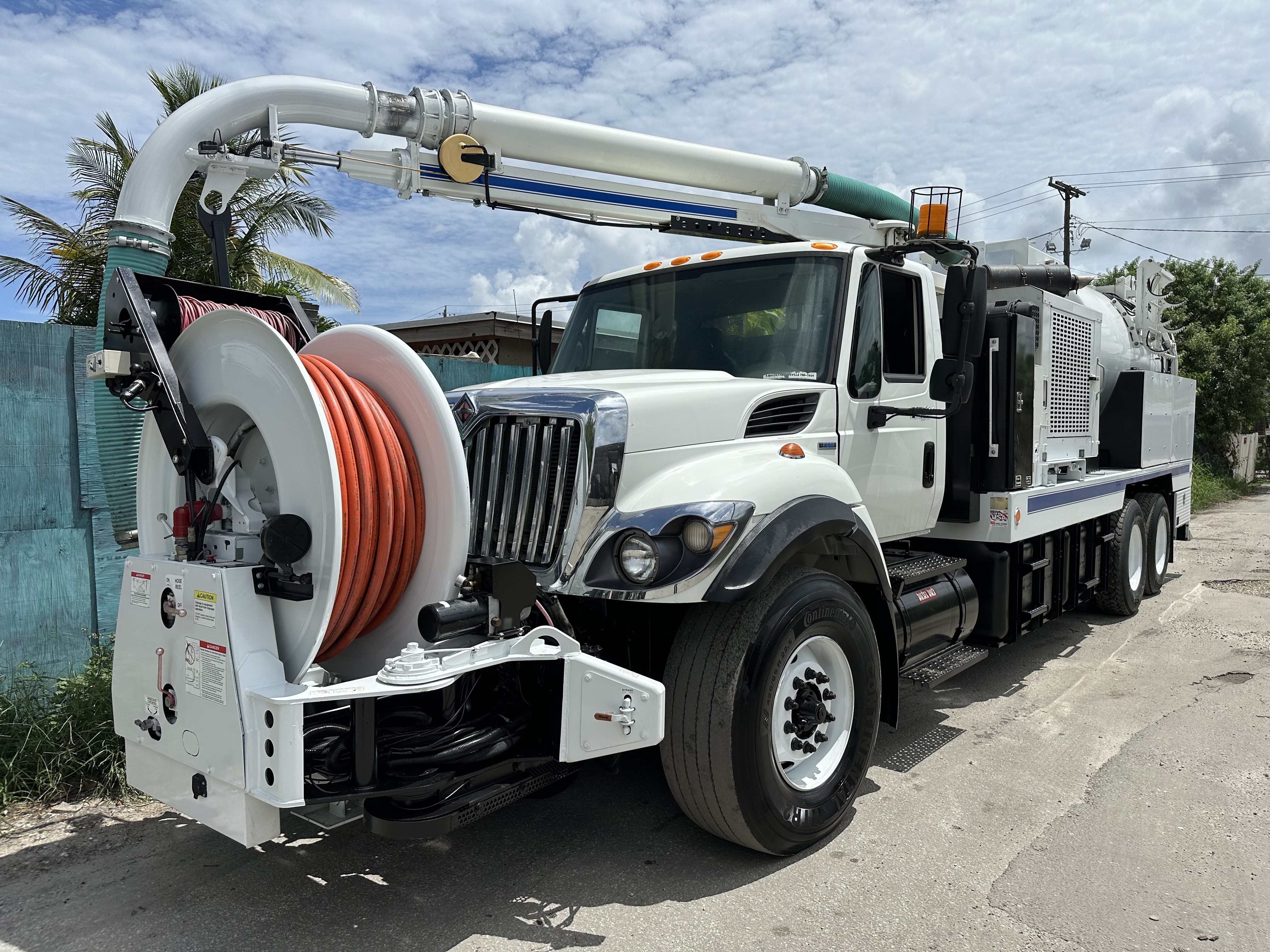 2009 INTERNATIONAL 7400 in Miami, FL