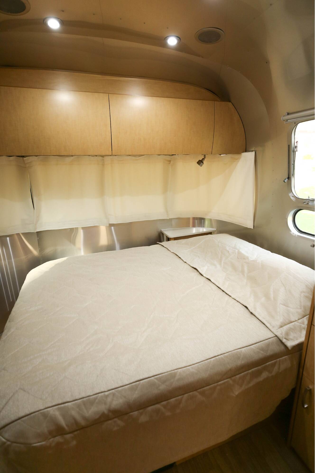 A photo of this 2015 Airstream FLYING CLOUD