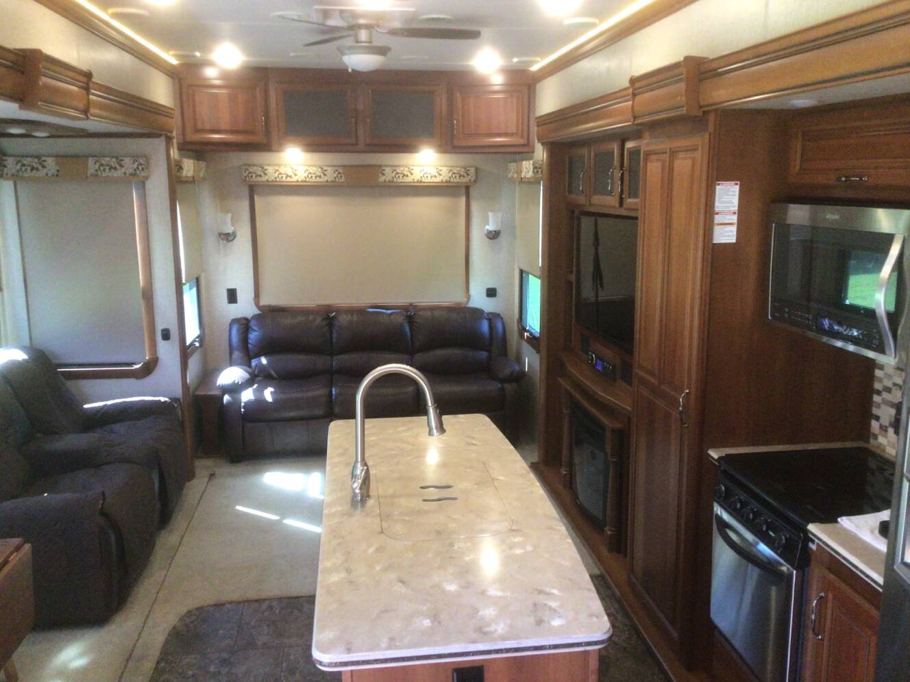A photo of this 2016 Redwood SEQUOIA SQ38GKS