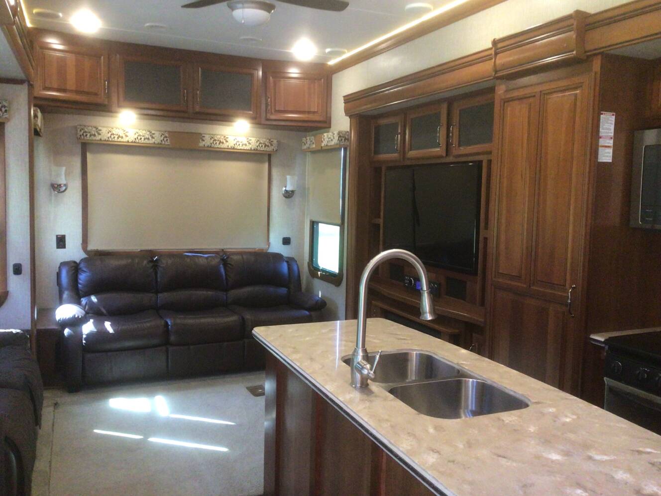 A photo of this 2016 Redwood SEQUOIA SQ38GKS