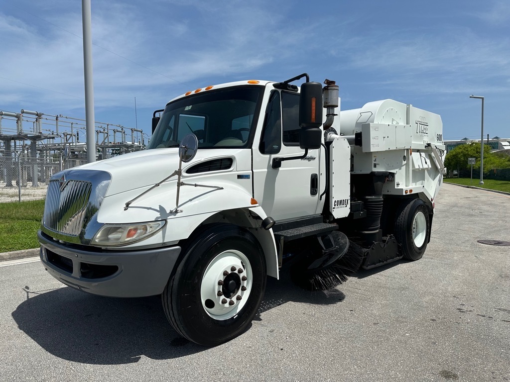 2012 INTERNATIONAL 4300 in Miami, FL