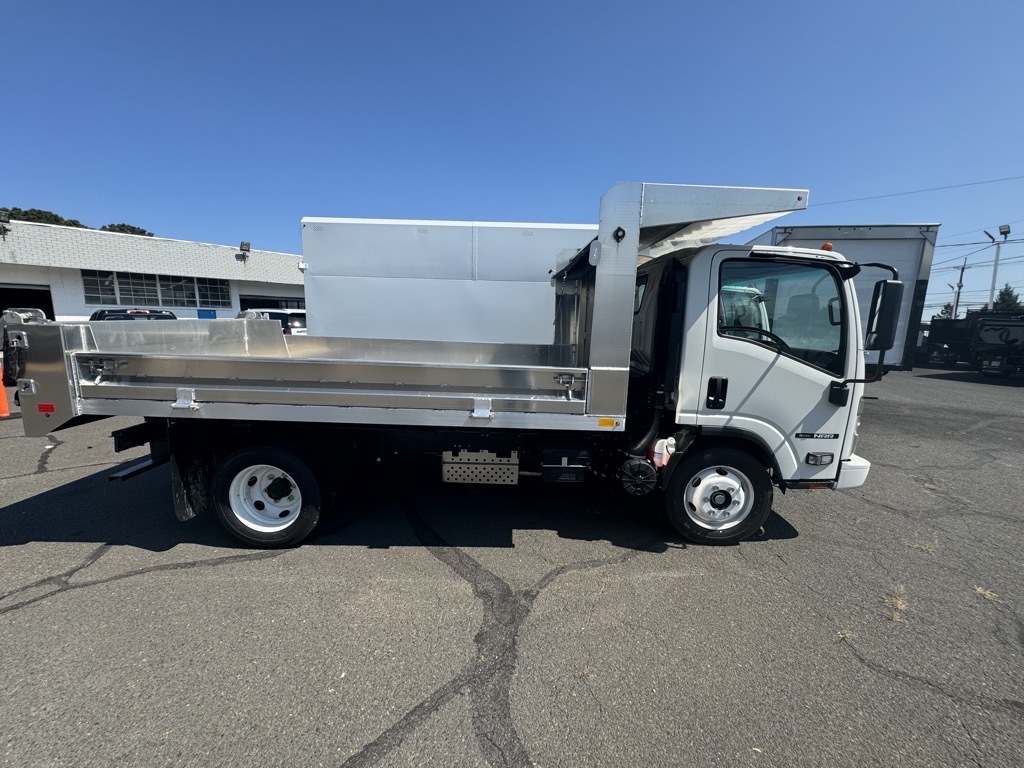 2024 Isuzu NRR photo 2