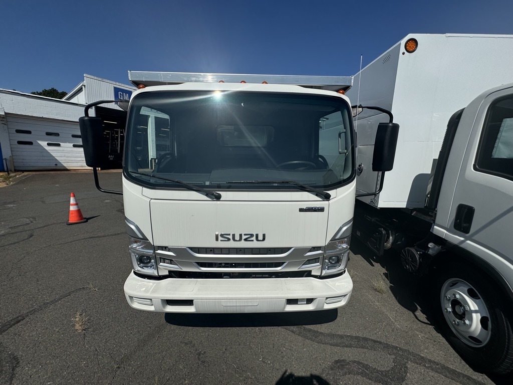 2024 Isuzu NRR photo 4