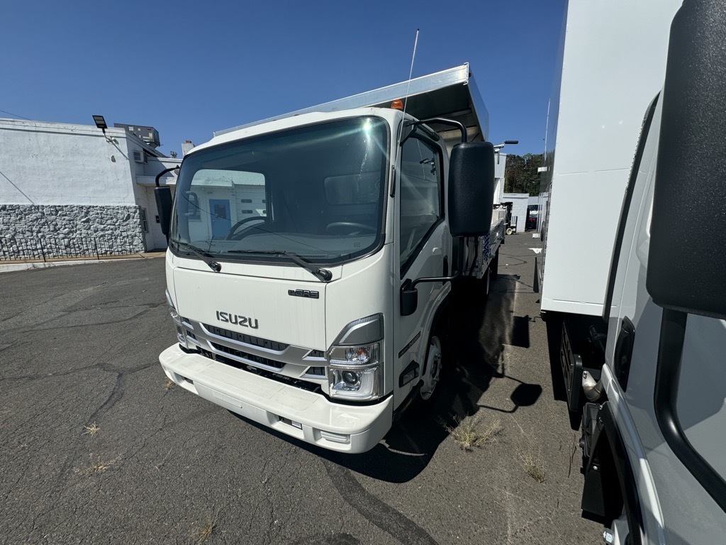 2024 Isuzu NRR photo 3