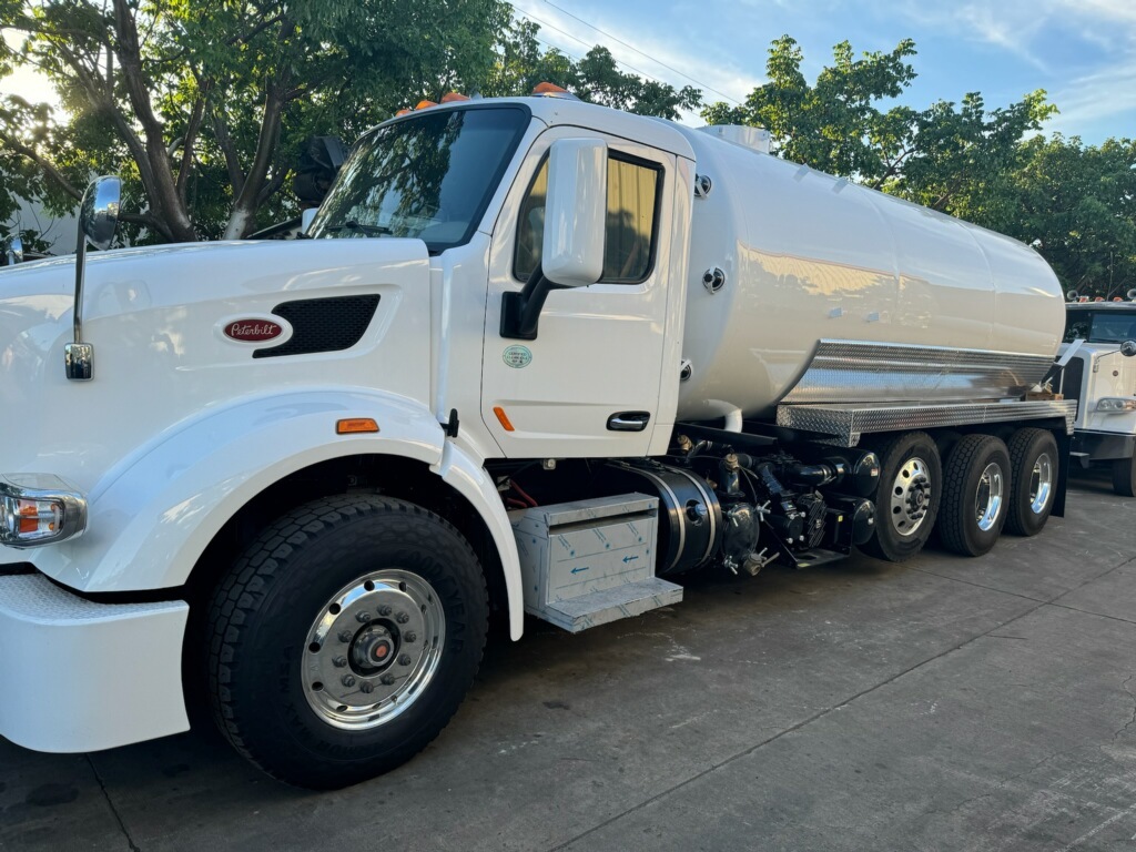 2019 PETERBILT 567 in Miami, FL