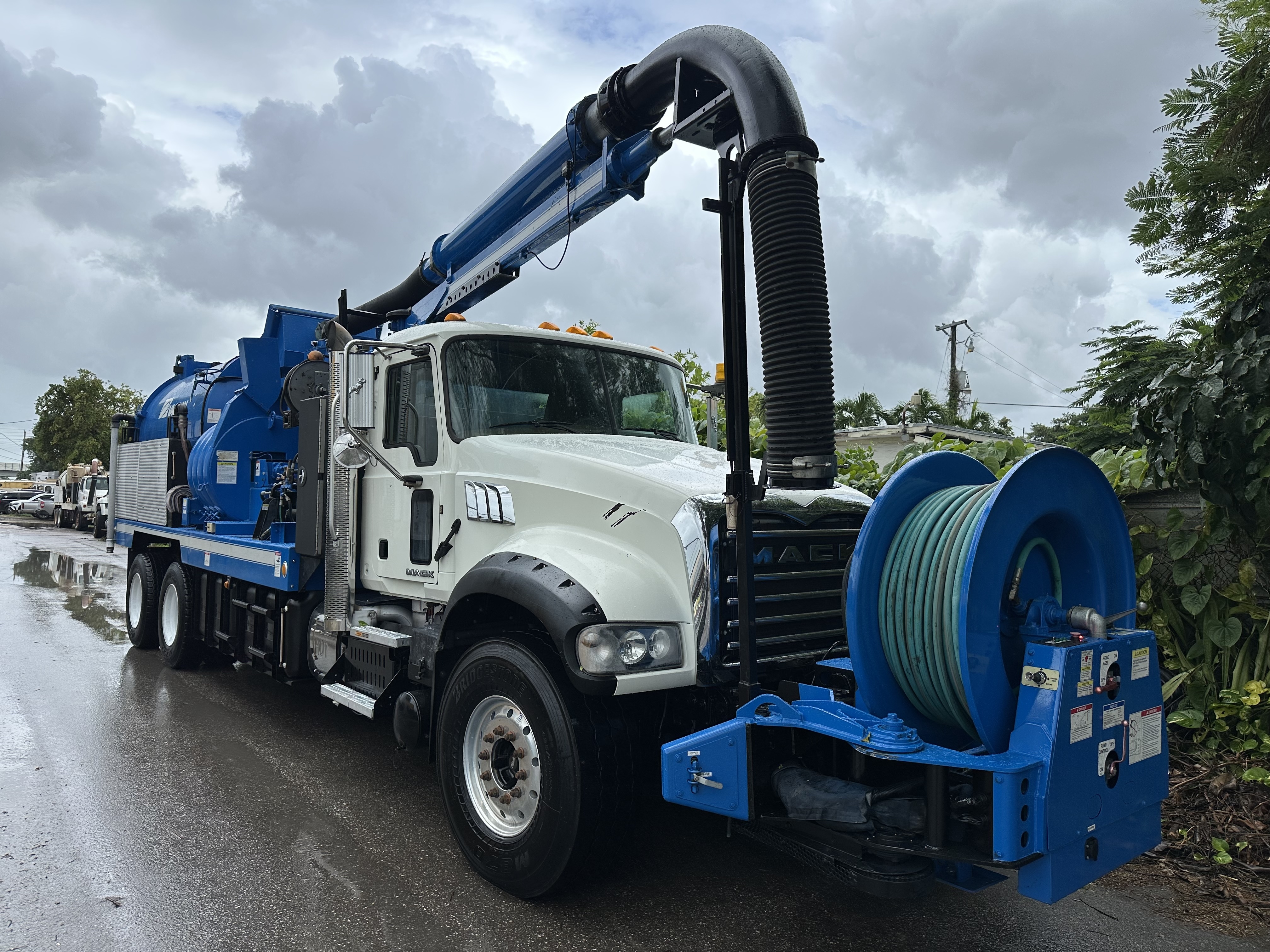 2017 MACK GRANITE GU713 in Miami, FL