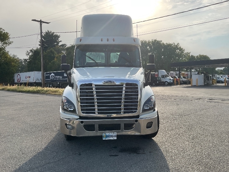 2018 Freightliner Cascadia 125" Sleeper Cab photo 2