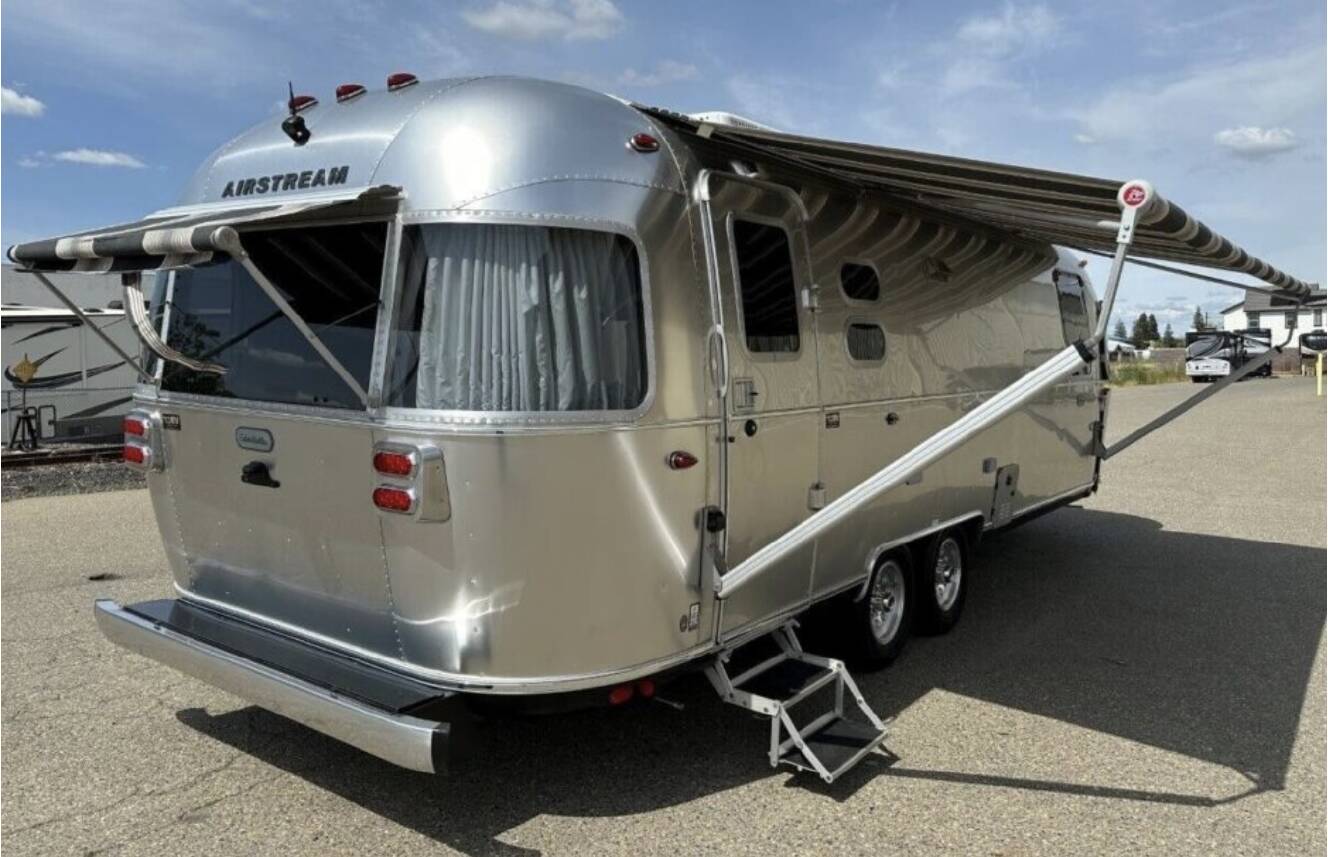 A photo of this 2022 Airstream GLOBETROTTER 27FB