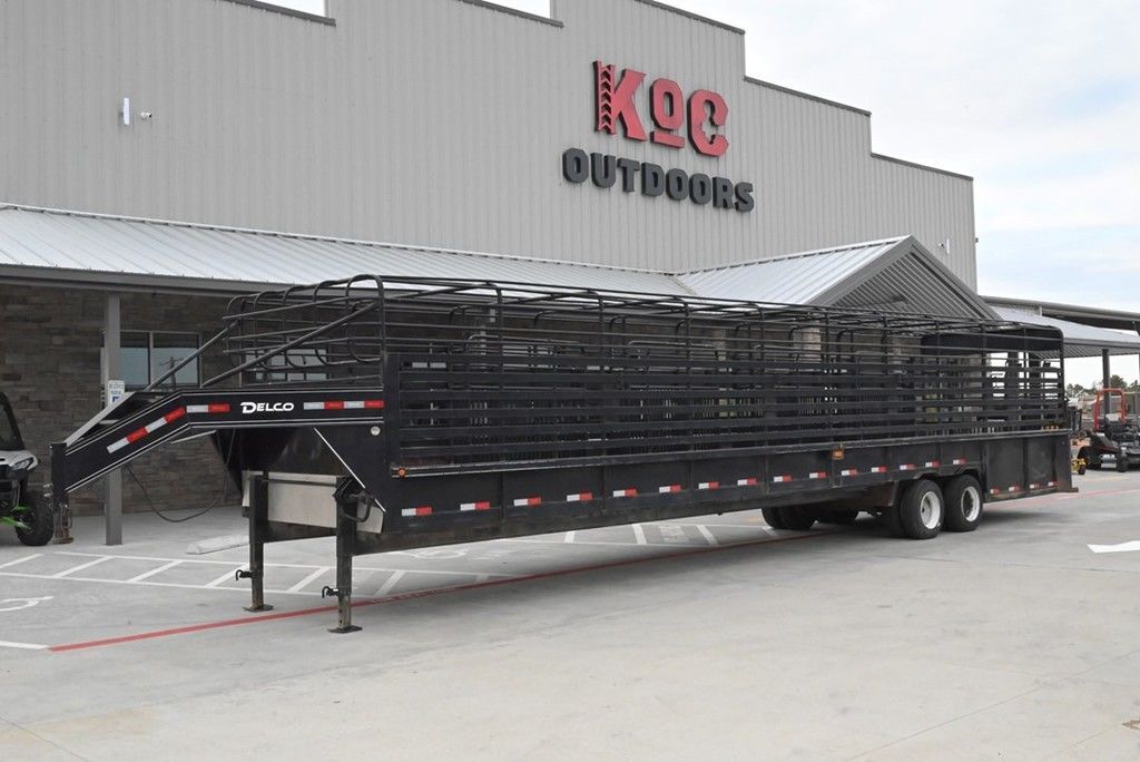 Used 2018 Delco 40" X 7'6" Livestock Gooseneck Groundload For Sale in