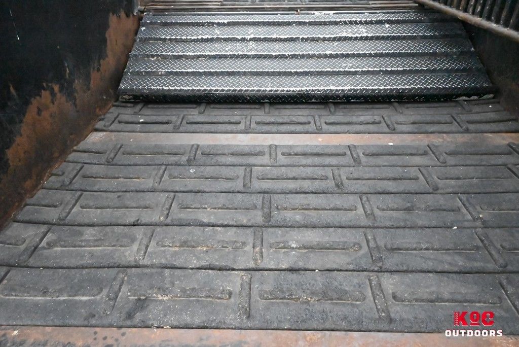 Used 2018 Delco 40" X 7'6" Livestock Gooseneck Groundload For Sale in