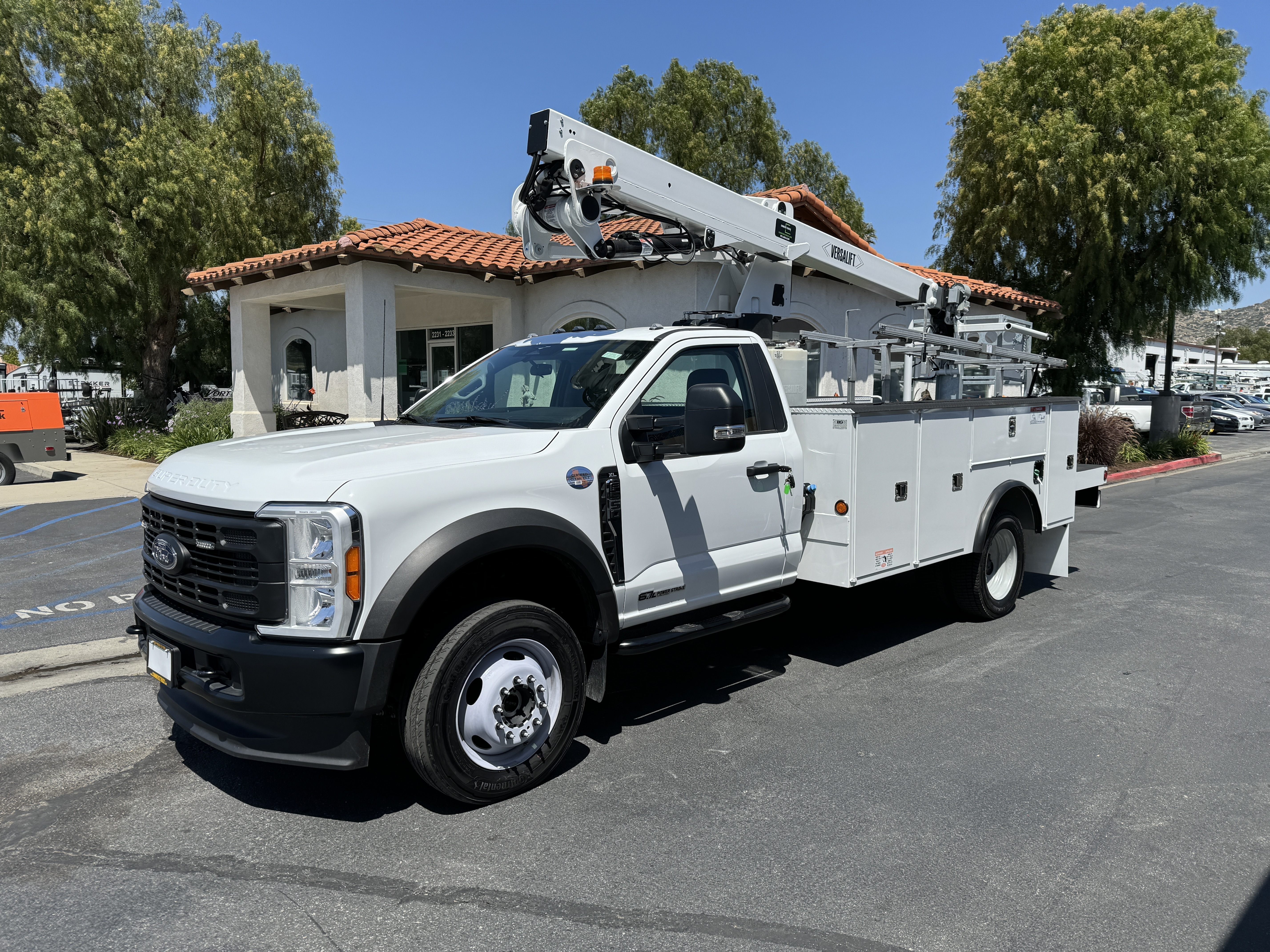 2023 VERSALIFT STP36NE in Norco, CA