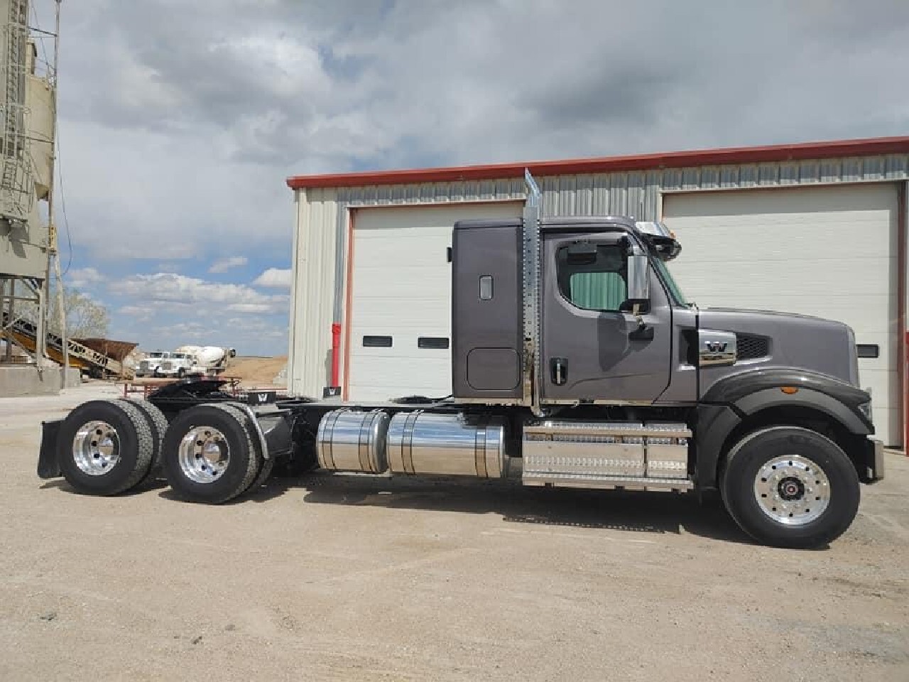 Used 2024 Western Star 49X 36 Inch For Sale in Garden City, KS