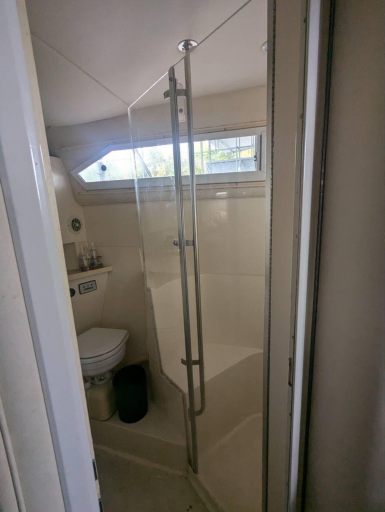 A photo of this 1997 Carver Santego 380