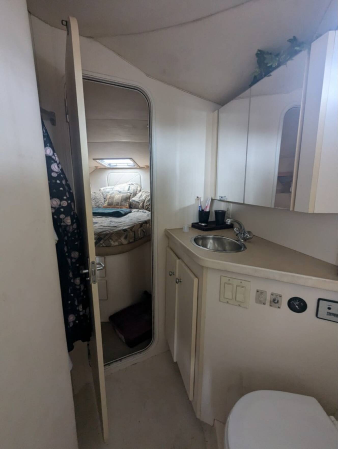 A photo of this 1997 Carver Santego 380