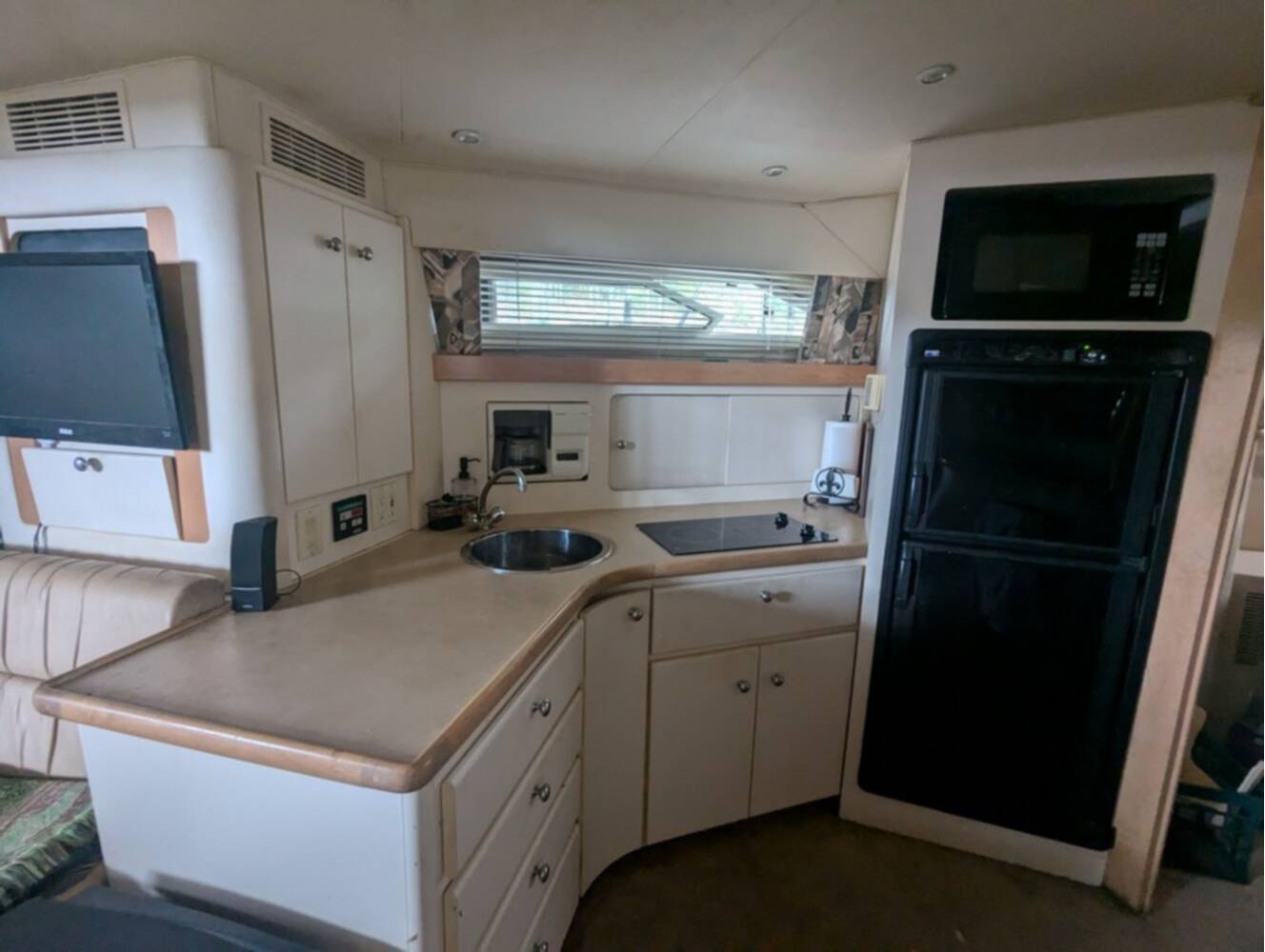 A photo of this 1997 Carver Santego 380