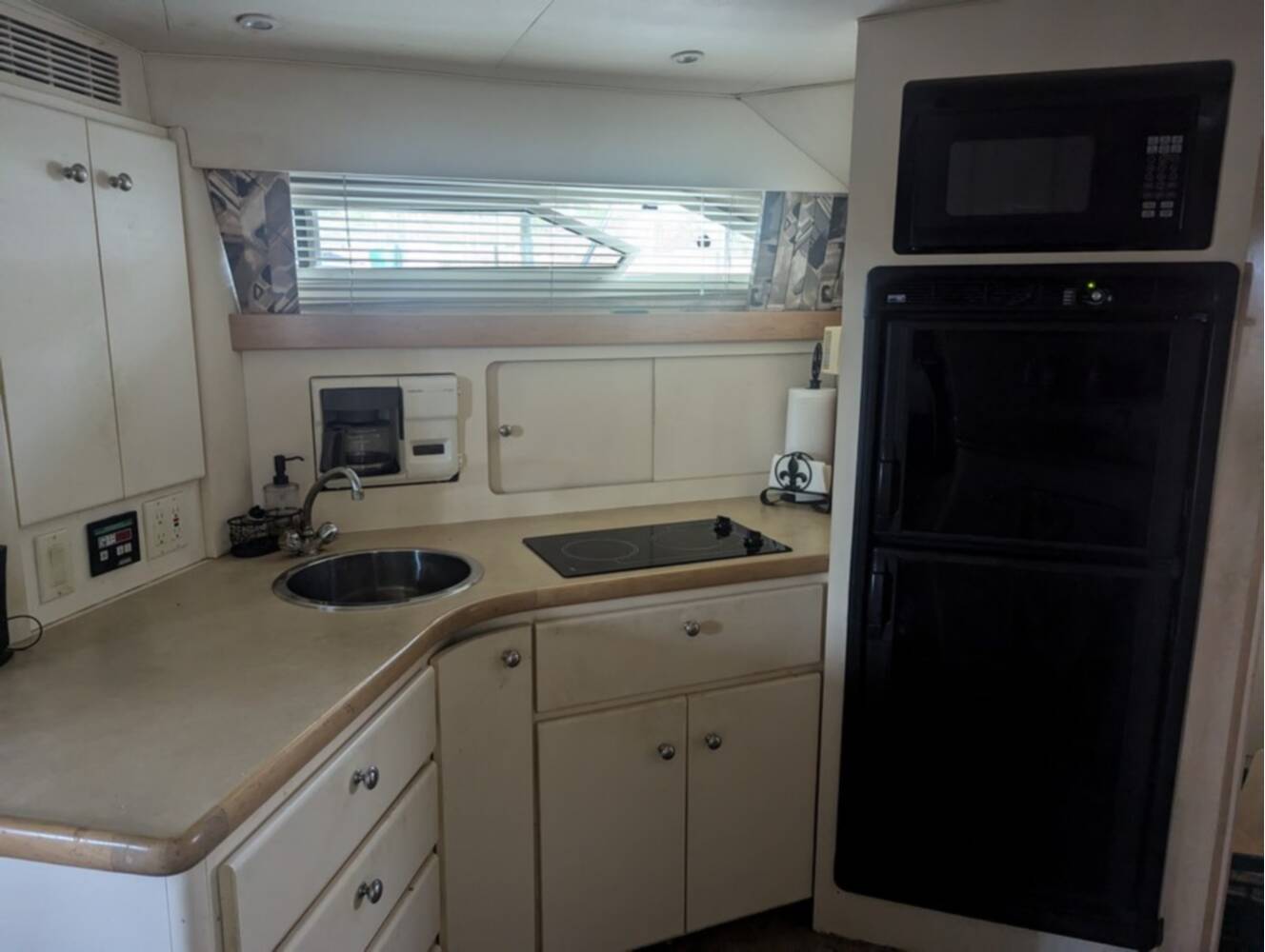 A photo of this 1997 Carver Santego 380
