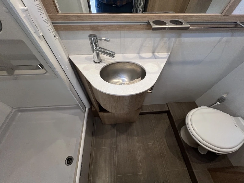 2020 LEISURE TRAVEL WONDER W24FTB