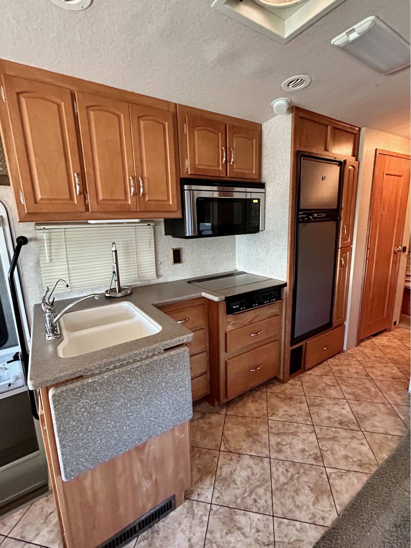 A photo of this 2006 Itasca SUNRISE33V