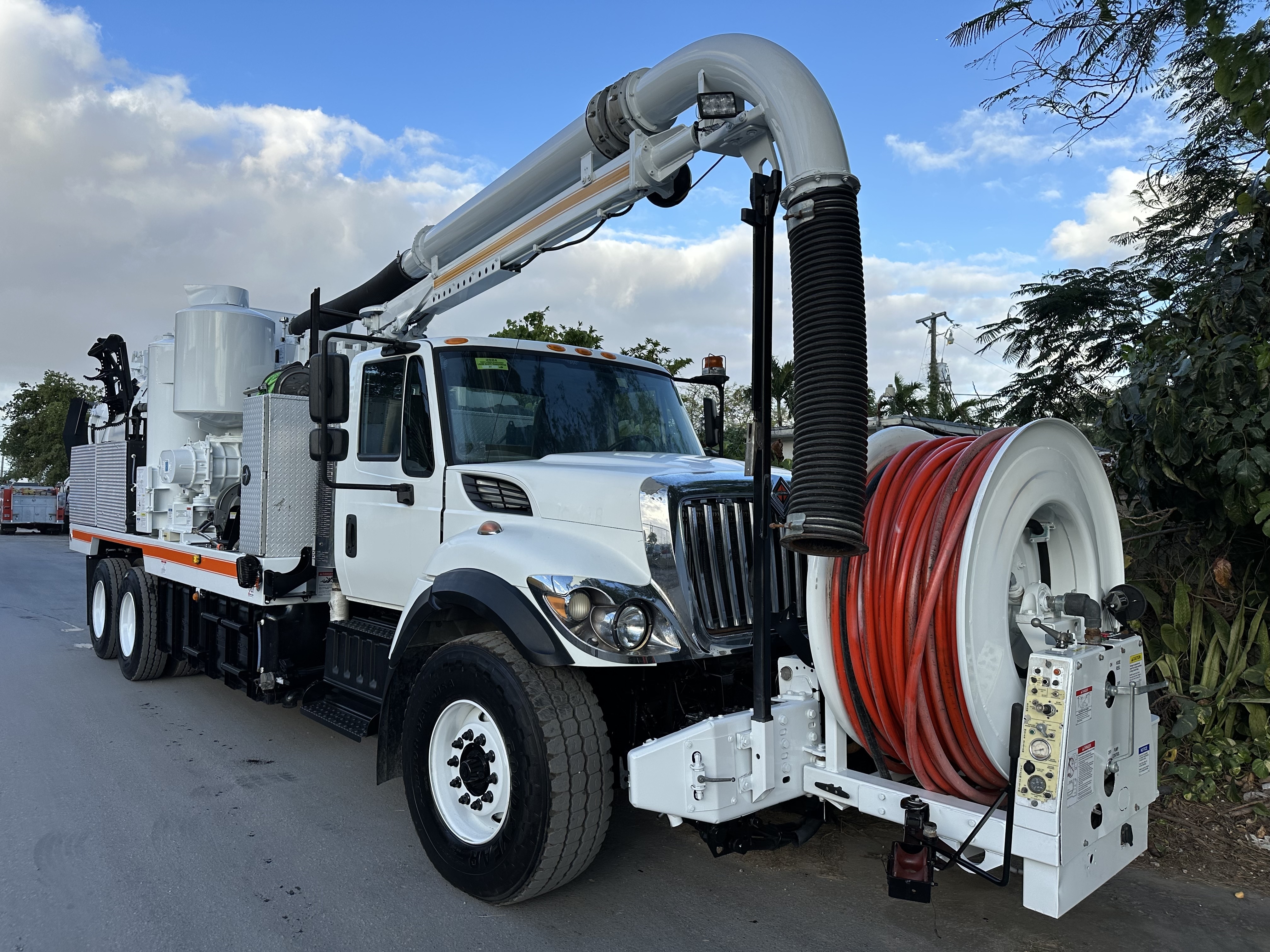 2016 INTERNATIONAL 7400 in Miami, FL