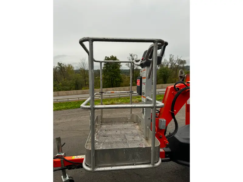 2023 JLG T350
