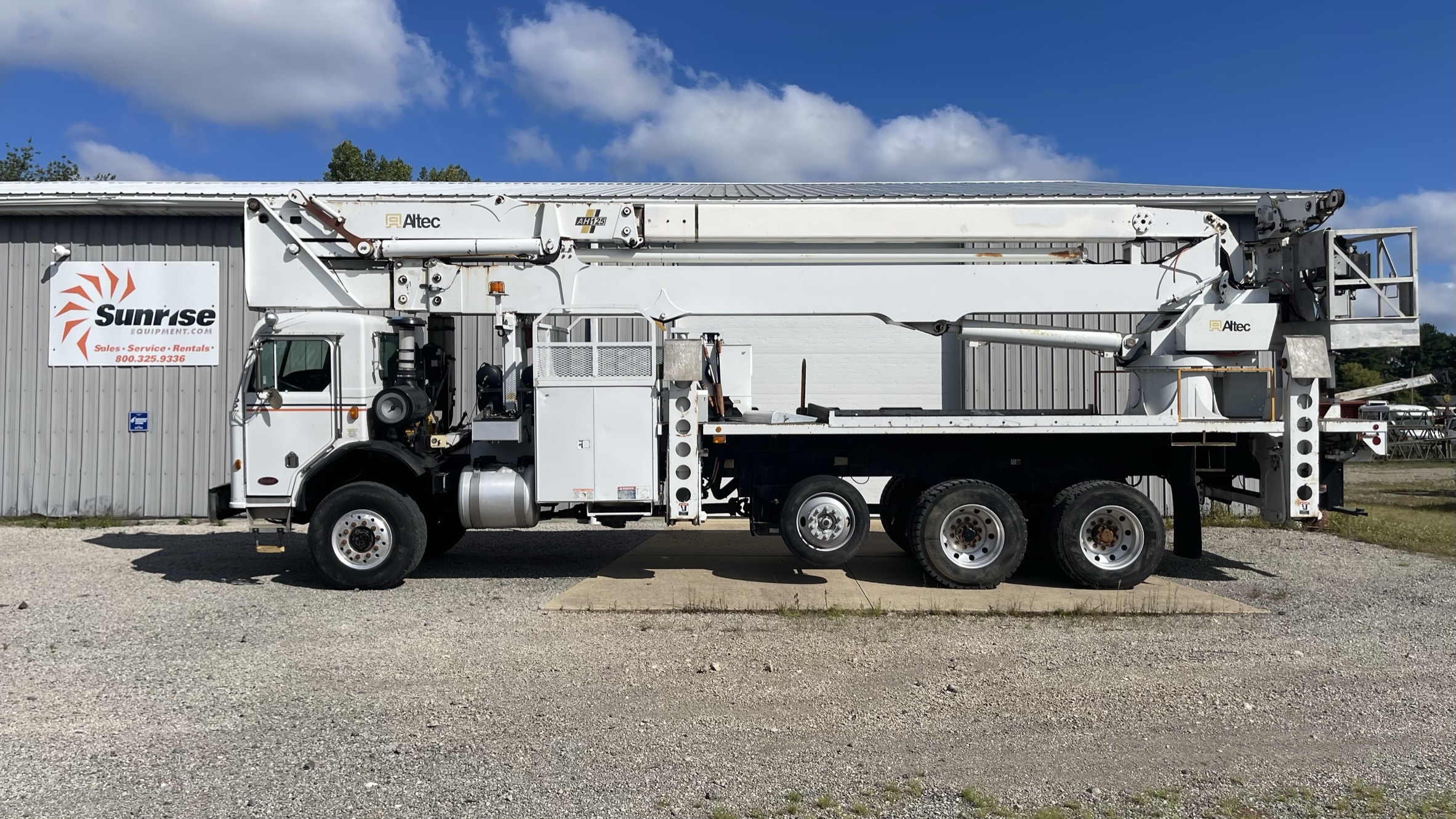 2003 PETERBILT 320 in Canton, OH