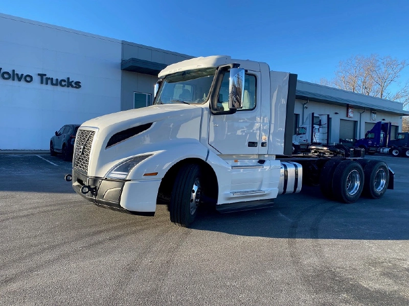 2024 VOLVO VNL64T300