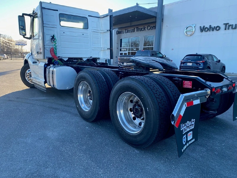 2024 VOLVO VNL64T300